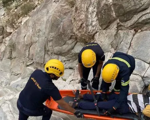 “مدني جازان” ينقذ مخالفًا سقط من منطقة جبلية