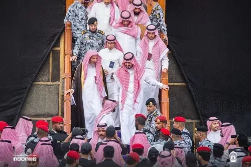 نائب أمير مكة يتشرف بغسل الكعبة