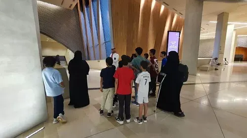 صور] الخويلدية.. 15 يتيماً يتجوّلون في معلم “إثراء”