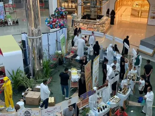 45 نحالًا يستخلصون العسل من ملوحة بحر القطيف