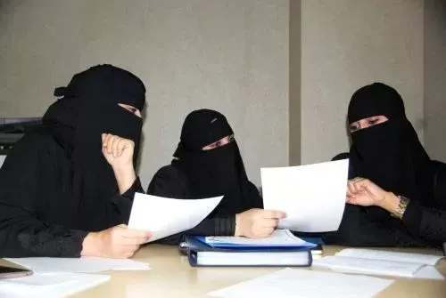 وزارة التعليم تبدأ اجراءات تحويل اداريات في مدارس إلى معلمات