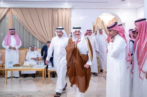 أمير الشرقية يقدم التعازي لعائلتي الفالح والدخيل