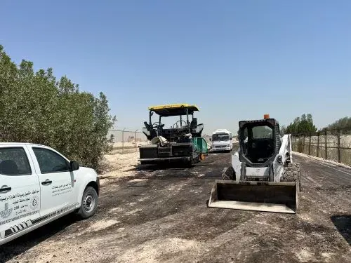 بلدية القطيف تواصل رصف طريق “كلية لينكون” بالجش