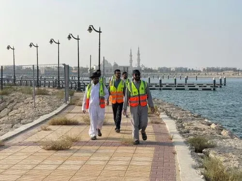 نجاة طاقم قارب صيد انقلب في مياه “فناتير” الجبيل