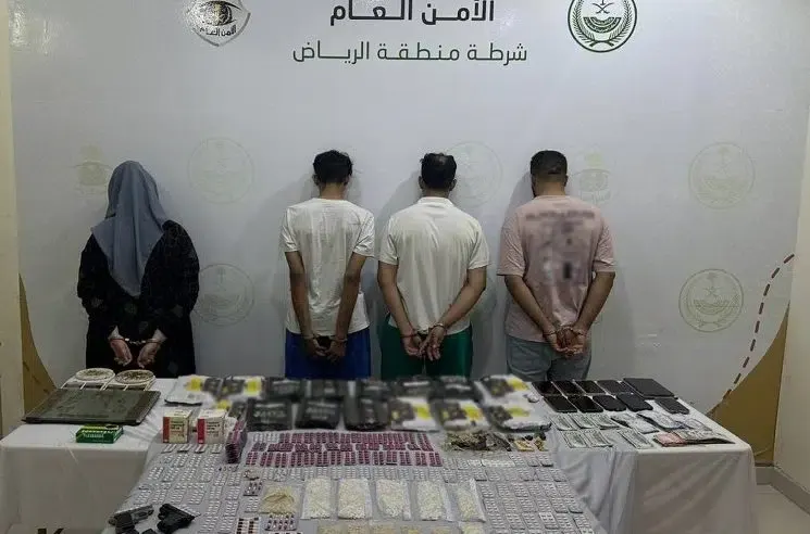 كلبشات الداخلية في معاصم المتسولين ومروجي المخدرات