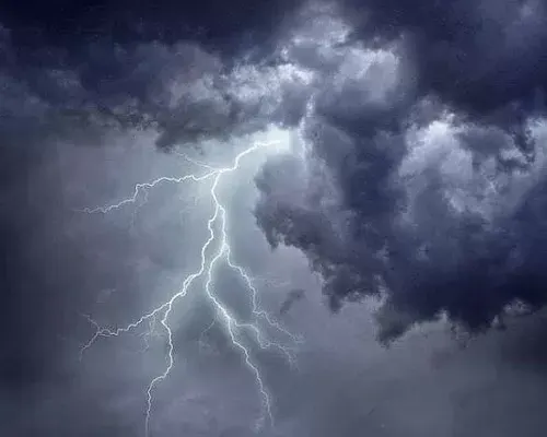 رياح وأتربة وأمطار رعدية في 5 مناطق