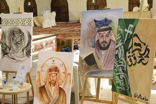 بصور القادة ومجسمات السفن.. اليوم الوطني “تشكيلي” في “المجيدية”