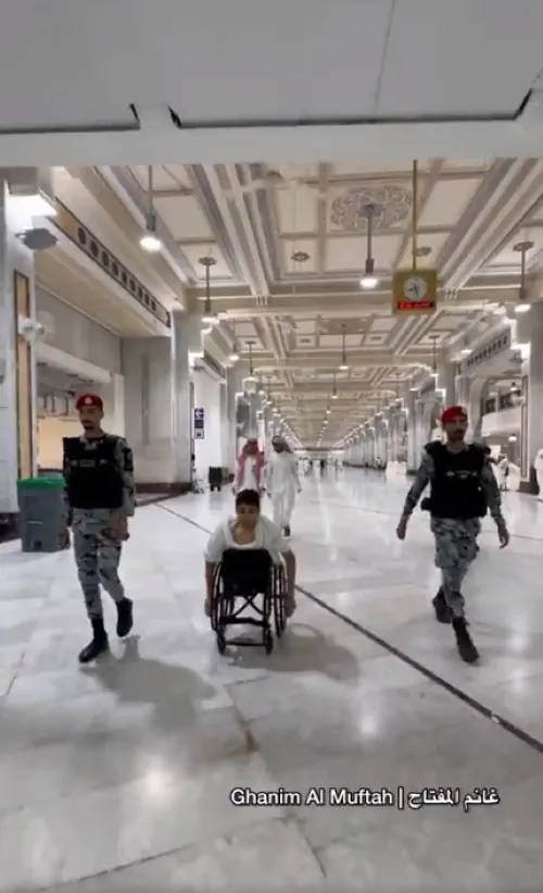 بنصف جسد.. غانم المفتاح يطوف حول الكعبة ويسعى بين الصفا والمروة