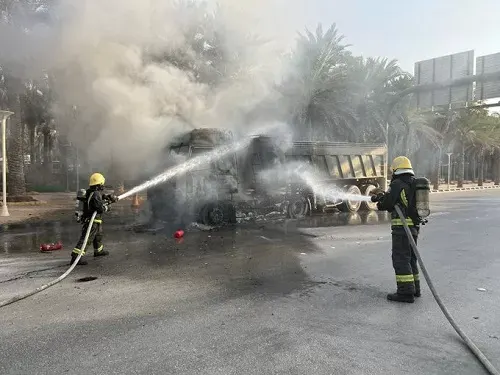 الرياض.. إخماد حريق شاحنة في حي الملك فهد