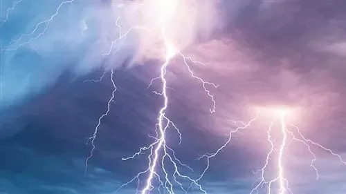 طقس الإثنين.. أمطار رعدية وأجواء مغبرة في 5 مناطق