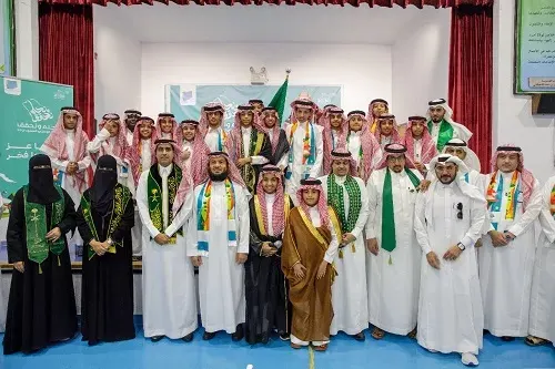 مساعد وزير التعليم يشارك طلاب متوسطة أبو عبيدة فرحة اليوم الوطني