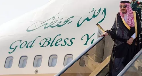 خادم الحرمين يصل إلى نيوم قادماً من جدة