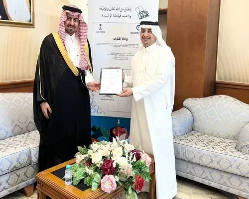 محافظ القطيف يلتقي آل جعفر مبتكر جهاز قطع الفلين بالسلك الحراري