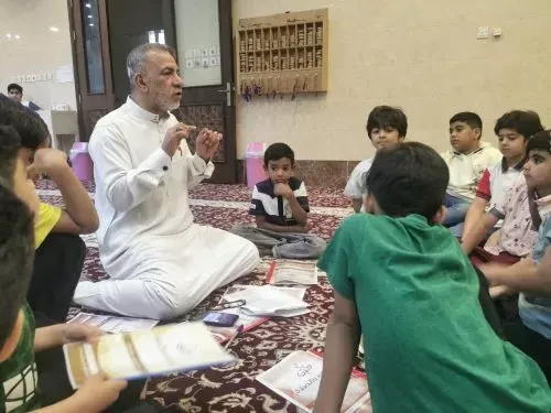 الخويلدية] أبو الشيخ جعفر يسلك طريق ابنه في تعليم الصلاة