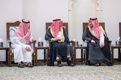 الأمير أحمد بن فهد يعزي الأمير جلوي في وفاة أخيه