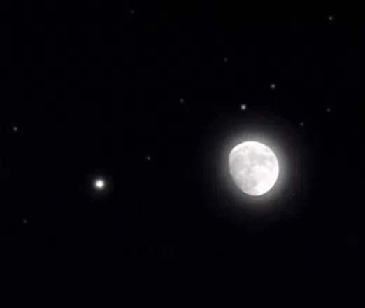 الليلة.. القمر “أحدب” ويلاطف الحال “المايل” لـ “زحل”