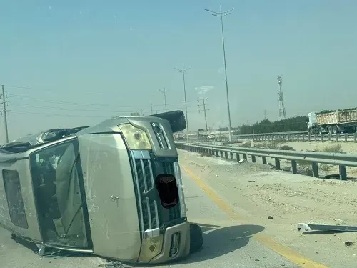صفوى.. تصادم سيارتين يقلب إحداهما ويصيب سائقتها