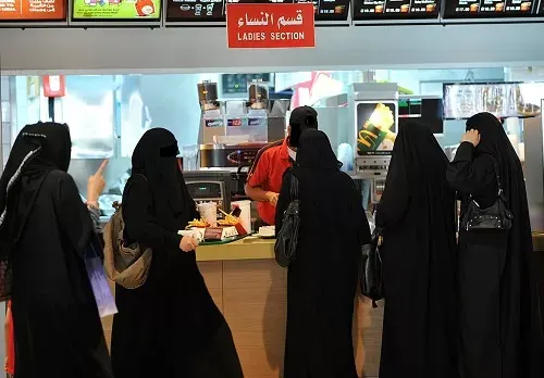 في أسبوع.. سكان المملكة أنفقوا مليار و 849 مليون ريال على المطاعم والمقاهي