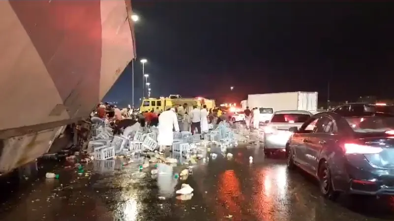 صور] جنحت الشاحنة فتحوّل المتجمهرون إلى “حرامية عصير”