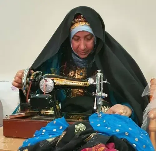 في القطيف.. انقرضت “المُصروَلات”.. فاختفت الخياطات