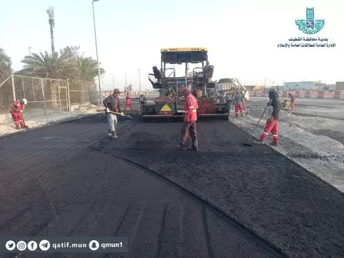 بدء رصف منطقة تقاطع طريق الملك عبدالعزيز مع شارع مصرف العوامية
