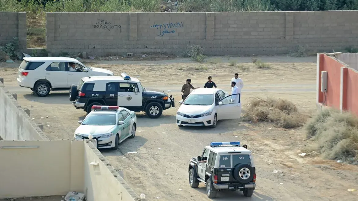 الإطاحة بـ 3 مروجين وحرامية سيارات في الرياض