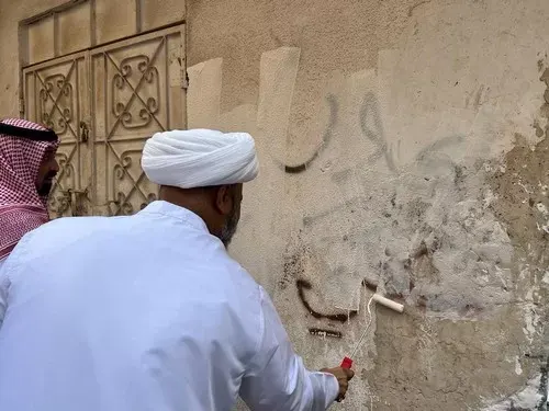 حدث في القديح.. طمس “الخرابيش” بيد عمامة ضدّ التشوّه البصري