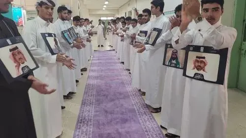 بالورود والهدايا.. طلاب الشرقية يحتفون بـ ٢٩ ألف مُعلِّم ومُعلِّمة في يومهم العالمي