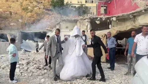 رغم بشاعة جرائم الاحتلال.. حفل زفاف فلسطيني على أنقاض غزة