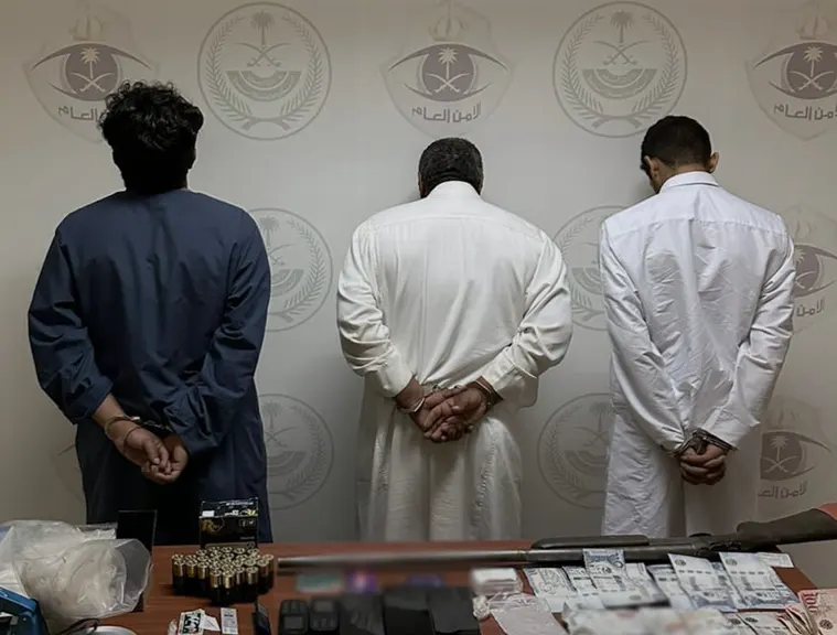 حقل وضباء.. 5 مروجي مخدرات في قبضة الأمن