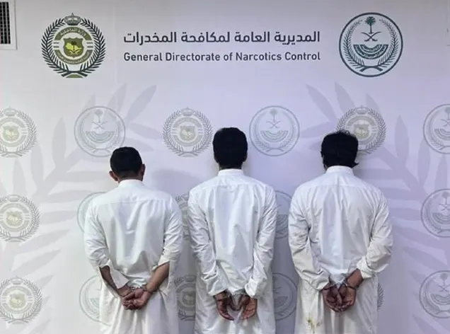 الرياض.. كلبشات الداخلية في معاصم 3 مروجين