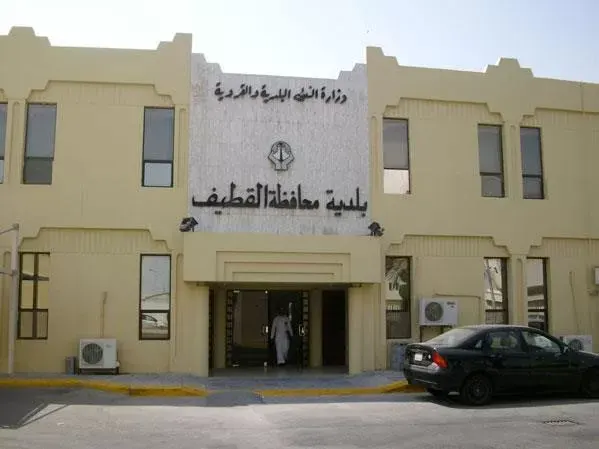 بلدية القطيف تعالج 909 بلاغات من تدني بعض الخدمات