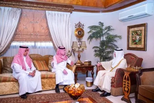 أمير الشرقية يقدم التعازي لأسرة الراجحي