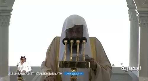 أحداث فلسطين تحرك مشاعر خطيب المسجد الحرام ويدعو باكياً