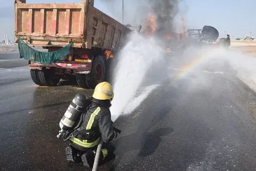 جدة.. حريق يلتهم شاحنتين ويصيب سائقين