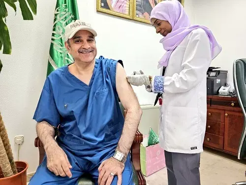 شبكة القطيف الصحية تبدأ برئيسها ونائبه في تطعيم الأنفلونزا الموسمية