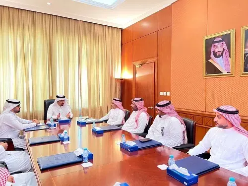 آل خريف يستطلع النشاط الاجتماعي والرياضي في حلة محيش