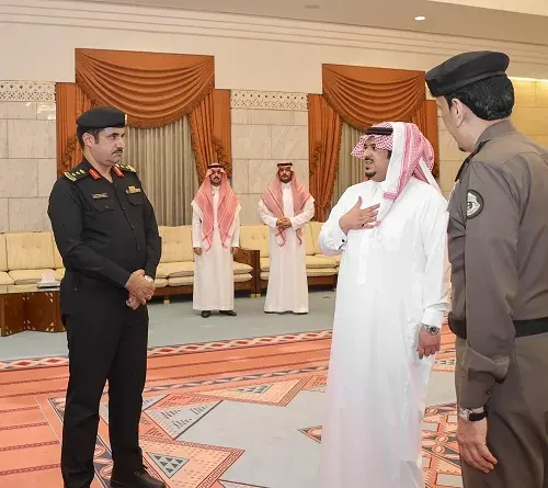نائب أمير الرياض يكرّم المتصدّين لجريمة سرقة سيارة نقل الأموال