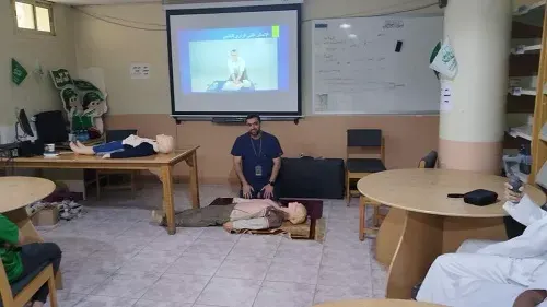 “مسعفون بلا حدود” يدرب طلاب ثانوية الخويلدية