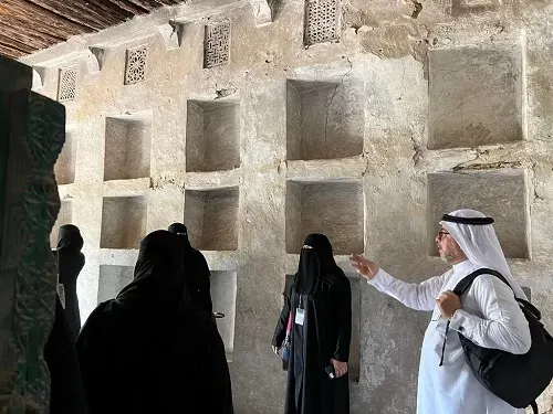 جولة عباءات بين سوابيط بيوت القطيف القديمة وروازنها
