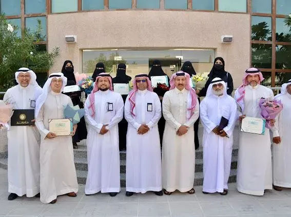 تعليم القطيف يكرم لجنة مناسباته