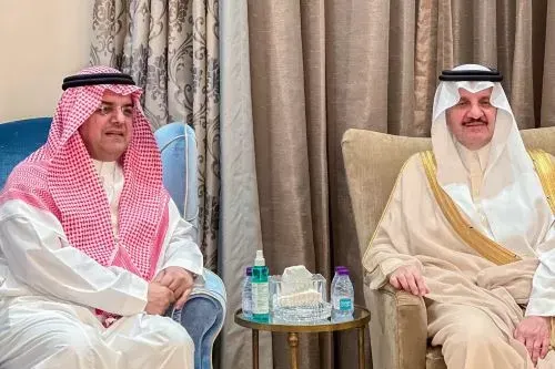 أمير الشرقية يقدم التعازي لمحافظ حفر الباطن في وفاة والده