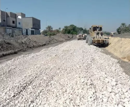 بلدية القطيف تواصل أعمال تطوير شارع الرياض بطول ٤٧٠٠ متر