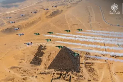 الصقور السعودية فوق الأهرامات