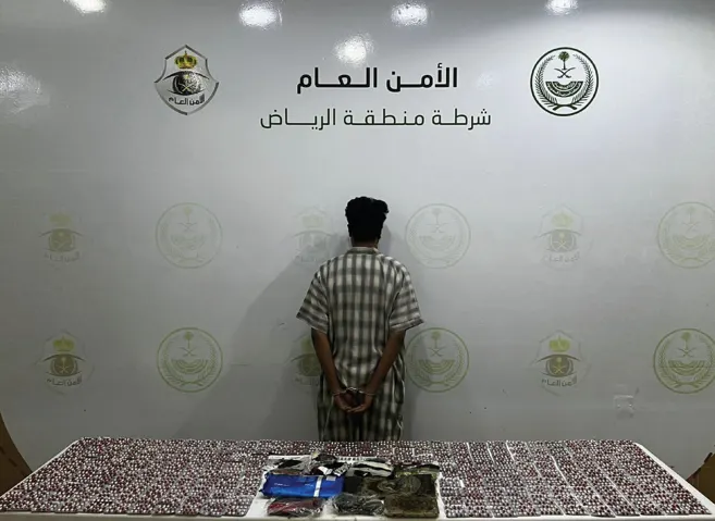 الرياض.. سقوط مروج وبحوزته حشيش وأقراص مخدرة