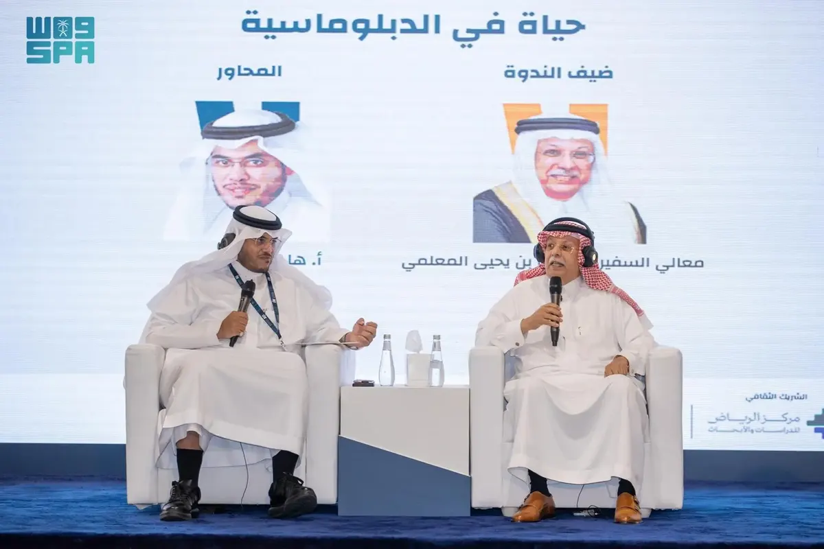 “المعلمي” يروي تجربته الدبلوماسية لجمهور معرض الكتاب