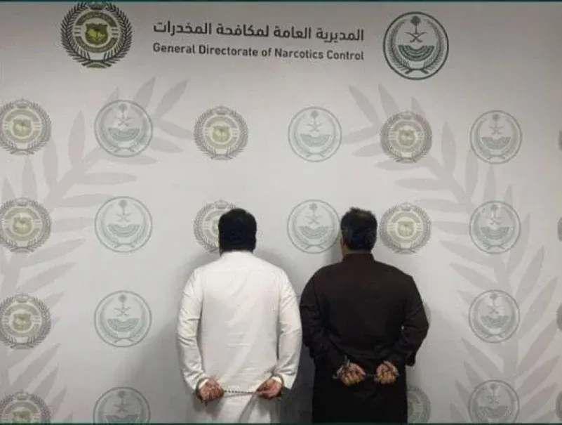 في العيدابي.. ضبط شخصين لترويجهما مواد مخدرة
