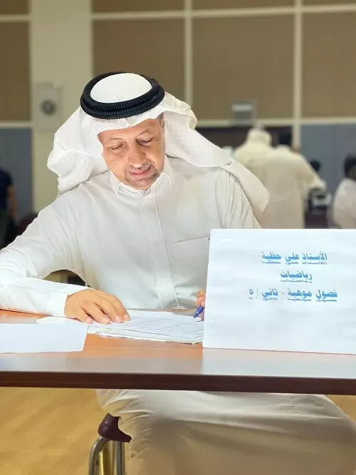 علي حظية.. عند التقاعد يُكرَّم المعلّم بشهادات الحب
