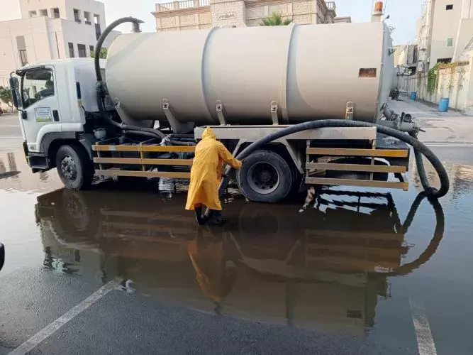 الأمطار] بلدية القطيف تعاملت مع ١١٧ بلاغًا