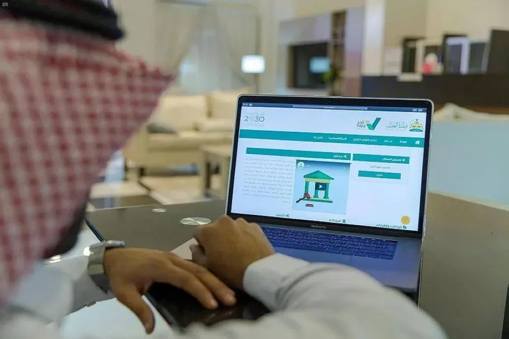 تعثر المنصة الإلكترونية يؤجل “إيقاف الخدمات” لمدة عام